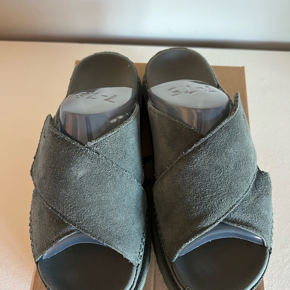 UGG Goldenstar Cross Slide - Picture 5 of 10